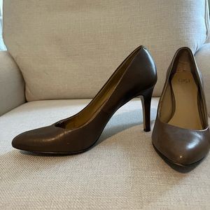 Ann Taylor 3” pumps